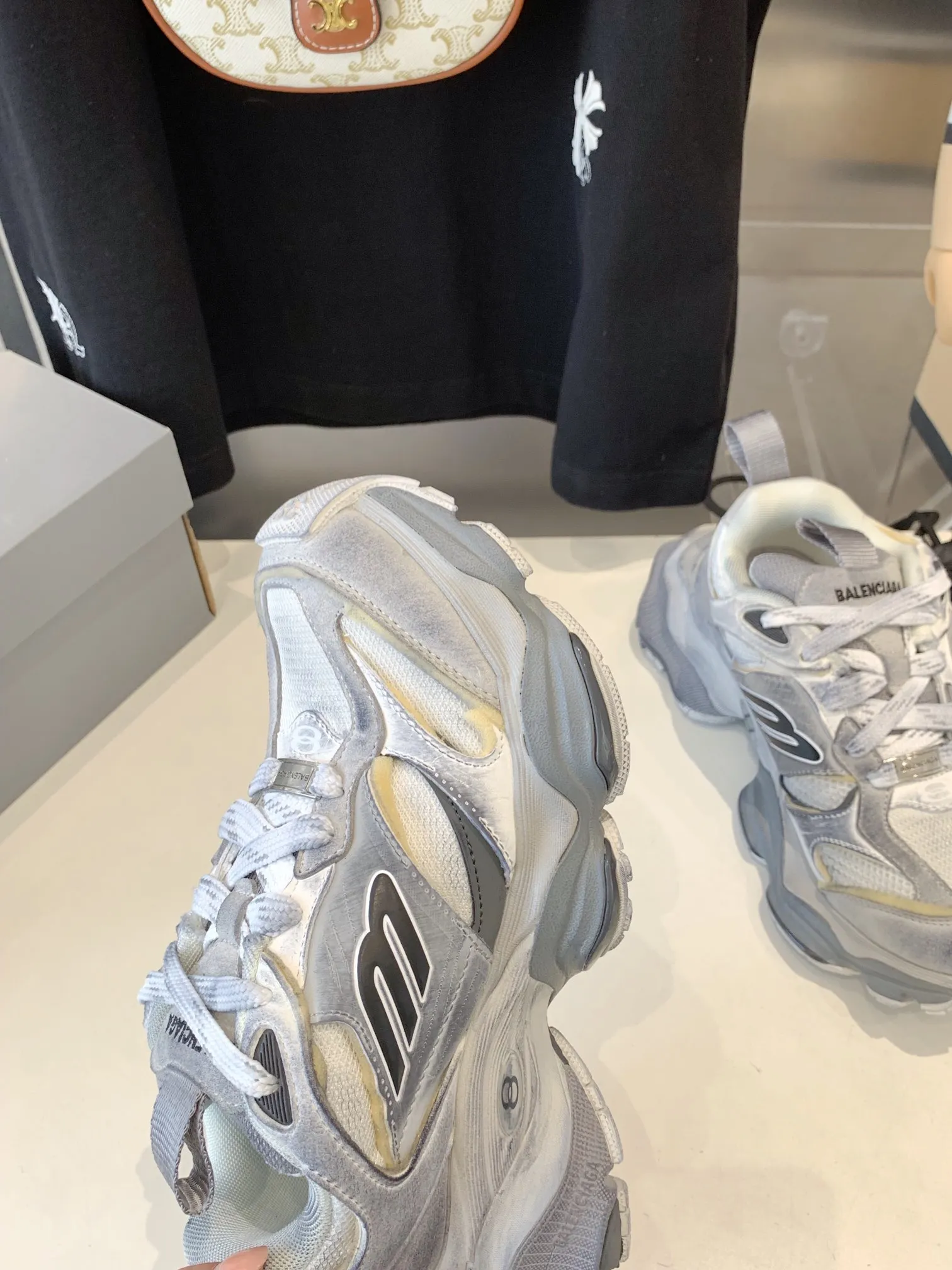 👟👟Ex-factory price 820👟👟 Paris 5XL correct version Balenciaga CARGO 23ss catwalk style 🔺 ℹ️The distressing process is done by hand. The degree of distress, scratch size and range of each shoe has a certain difference, which is normal. The upper is filled with high-density imported sponge, and the tongue is embroidered with Balenciaga words, as well as small engraving details. This plaque is developed by a separate mold, and there is 3M reflective material on the side. The three-dimensional logo and size mark on the heel, accessories dust bag and included shoelaces are upgraded and thickened shoe boxes. They are all made of original files and original lasts. CNC developed 1:1 proportion weight. Original EVA environmentally friendly deodorizing ring type insole. Newly developed 7-layer private mold. Combined anti-slip outsole. Information ℹ️ A large version design that has become more popular in recent years. This cargo is fatter than 3xl. It has a very good wrapping feel and is also very retro and fashionable. The sole is definitely very wear-resistant. Size: 35 -46